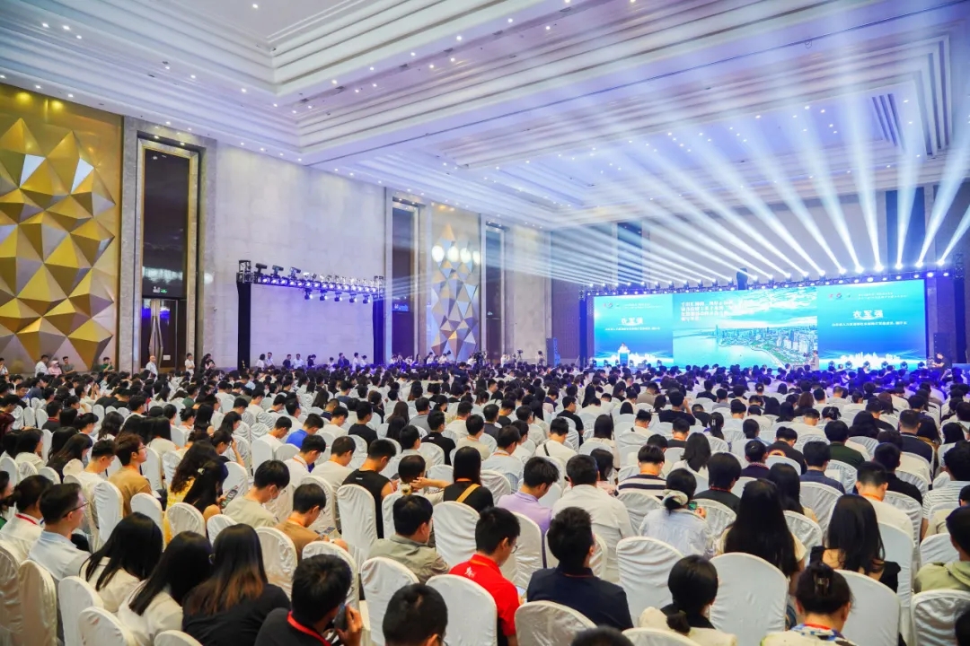 智匯青春之島 博引活力未來(lái)丨文達(dá)通AI無(wú)人清掃車亮相第十一屆“百所高校千名博士青島行”活動(dòng)